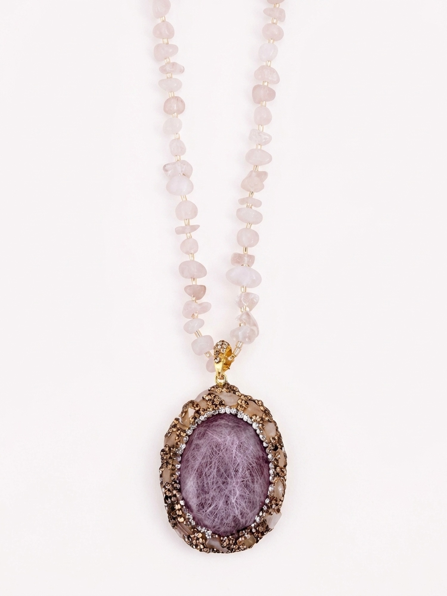 Collar de cuentas rosas con medallón ovalado